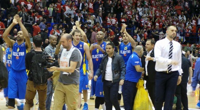 שחקני מכבי ת&qout;א חוגגים את הניצחון (לי נוף)