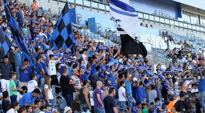 אוהדי פ&qout;ת ביציע (חגי ניזרי)