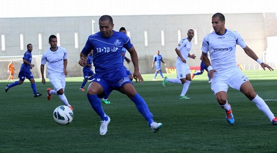 יקיר שינה שומר על אדריאן פרננדס (חגי ניזרי)