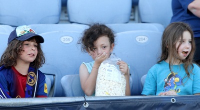 אוהדים צעירים ביציע (חגי ניזרי)