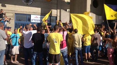 אוהדי קריית גת חוגגים מחוץ למגרש (ארז נעמן) (ONE) אוהדי קריית גת חוגגים מחוץ למגרש (ארז נעמן) (ONE)