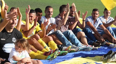 שחקני קריית גת חוגגים (ארז נעמן) (ONE) שחקני קריית גת חוגגים (ארז נעמן) (ONE)