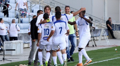 שחקני ת&qout;א רמלה חוגגים את שער השוויון (חגי ניזרי)