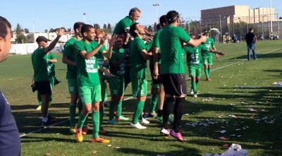 שחקני הפועל כפ&qout;ס חוגגים עם השמפניה שחקני הפועל כפ&qout;ס חוגגים עם השמפניה