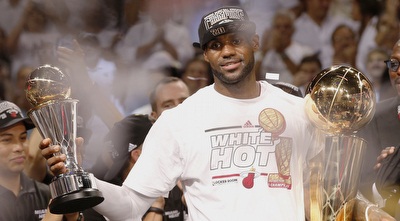 לברון עם הגביעים (רויטרס)