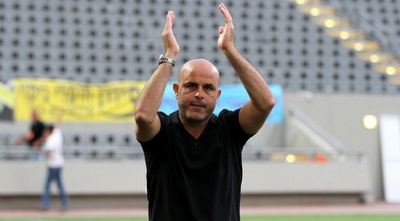 אבוקסיס מודה לקהל (רדאד ג´בארה) אבוקסיס מודה לקהל (רדאד ג´בארה)