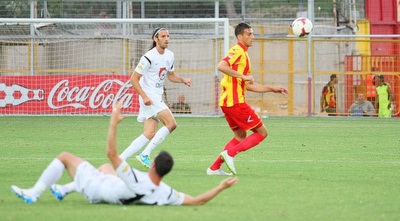 אל חמיד בדרך אל הכדור, שבתאי מאחוריו (משה חרמון) אל חמיד בדרך אל הכדור, שבתאי מאחוריו (משה חרמון)