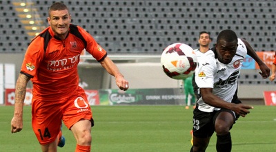 קין ואמבולה רודפים אחר הכדור (רדאד ג´בארה) קין ואמבולה רודפים אחר הכדור (רדאד ג´בארה)