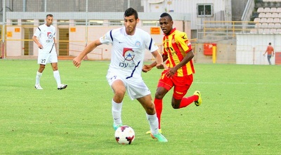 איסמעיל ריאן עם הכדור, קינדה מאחוריו (משה חרמון) איסמעיל ריאן עם הכדור, קינדה מאחוריו (משה חרמון)