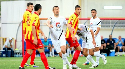 חמדי סליחי נע לעבור הכדור (משה חרמון) חמדי סליחי נע לעבור הכדור (משה חרמון)