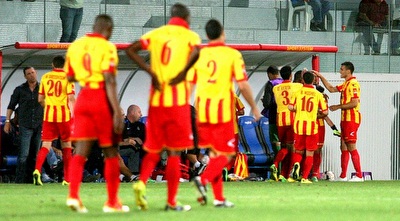 שחקני אשדוד חוגגים (משה חרמון) שחקני אשדוד חוגגים (משה חרמון)