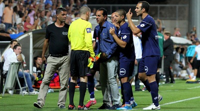 אנשי פ&qout;ת מוחים בפני וקסברגר (שי לוי) אנשי פ&qout;ת מוחים בפני וקסברגר (שי לוי)