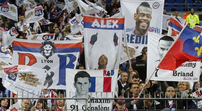 אוהדי ליון חוגגים (רויטרס) אוהדי ליון חוגגים (רויטרס)