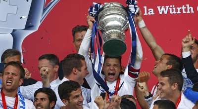 שחקני ציריך מניפים גביע (רויטרס) שחקני ציריך מניפים גביע (רויטרס)