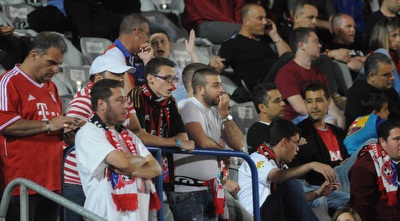 אוהדים ביציע. ראו את אבידור מעלה את קבוצתם ליתרון (ראובן כהן, ynet ספורט) אוהדים ביציע. ראו את אבידור מעלה את קבוצתם ליתרון (ראובן כהן, ynet ספורט)