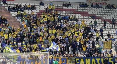 אוהדי מכבי ת&qout;א ביציע (רדאד ג´בארה)