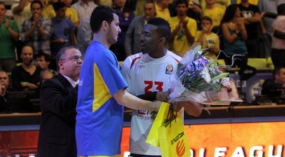 פניני מעניק פרחים ללנגפורד (חגי ניזרי)