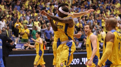 שחקני מכבי חוגגים (חגי ניזרי)