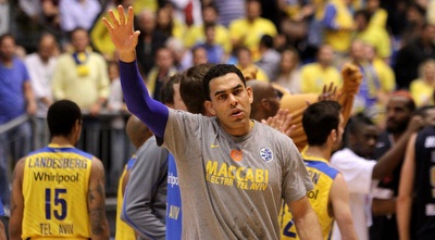 בלו ושחקני מכבי חוגגים (חגי ניזרי) בלו ושחקני מכבי חוגגים (חגי ניזרי)