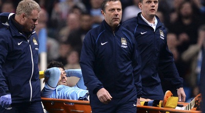 דויד סילבה יורד פצוע מהמגרש (רויטרס)