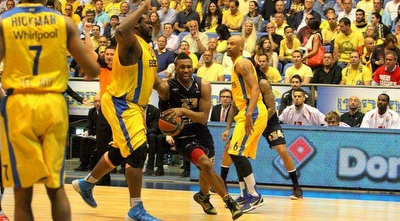 לנגפורד. הלך לברך את שחקני מכבי  (משה חרמון)