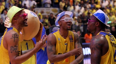 שחקני מכבי ת&qout;א חוגגים (חגי ניזרי)