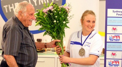 קרטיש מקבלת פרחים (משה חרמון)