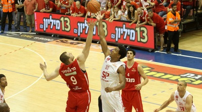 אוונס ופרחוסקי עולים לכדור (חגי ניזרי) אוונס ופרחוסקי עולים לכדור (חגי ניזרי)