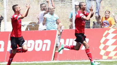 רמזי ספורי חוגג את השער הראשון (חגי ניזרי)