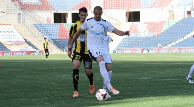 עומר אצילי לוחץ על גל בראל (אורן בן חקון)