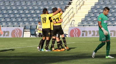 שלומי אזולאי חוגג עם חבריו (אורן בן חקון)