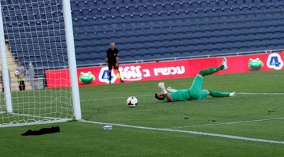 הכדור בורח מתחת לגופו של ניצן. טעות קשה של השוער (אורן בן חקון)