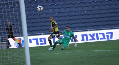 כהן חולף על פני ניצן וכובש את ה-2 (אורן בן חקון)