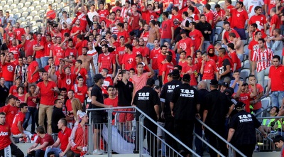 מאבטחים ואוהדי הפועל ת&qout;א. (יניב גונן) מאבטחים ואוהדי הפועל ת&qout;א. (יניב גונן)