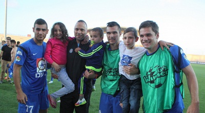 שחקני עכו חוגגים (עמית מצפה)