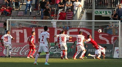 בן דיין נופל ברחבה (אלעד גרשגורן, ynet ספורט)