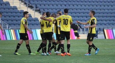 שחקני בית&qout;ר חוגגים ניצחון נהדר (אורן בן חקון) שחקני בית&qout;ר חוגגים ניצחון נהדר (אורן בן חקון)