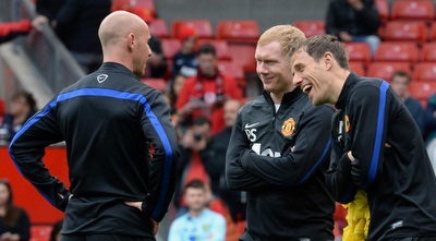 ניקי באט, פול סקולס ופיל נוויל, צוות האימון של גיגס  (רויטרס)