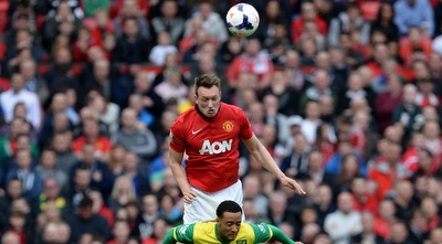 פיל ג´ונס נוגח מעל נייתן רדמונד (רויטרס)