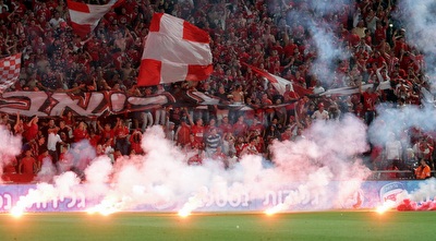 הקהל של הפועל בדרבי. הקהלים הכינו תפאורה יפה  (יניב גונן)