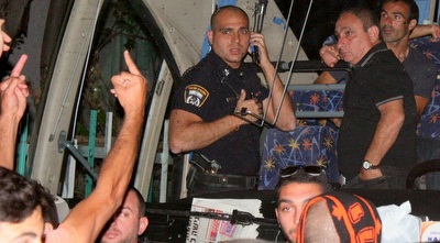 האוהדים ממתינים לדמאיו שיירד מהאוטובוס (משה חרמון)