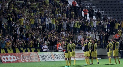 אוהדי מכבי ת&qout;א מודים לקהל (יניב גונן)