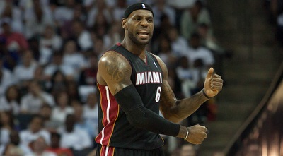 לברון ג´יימס חוגג (רויטרס) לברון ג´יימס חוגג (רויטרס)