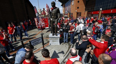 אוהדי ליברפול עם פסל של דייויד מויס (רויטרס)