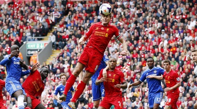 ג&acute;רארד עולה לנגיחה (רויטרס)