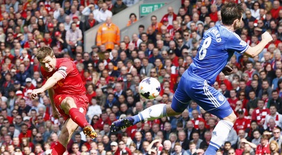 ג&acute;רארד בועט לשער (רויטרס)