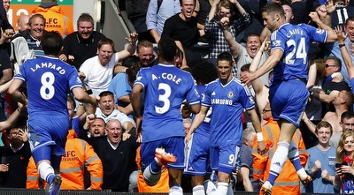 שחקני הבלוז חוגגים. פתחו את מאבק האליפות מחדש (רויטרס)