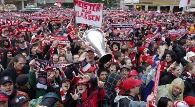 אוהדי באיירן מינכן גודשים את כיכר מריאן (רויטרס)