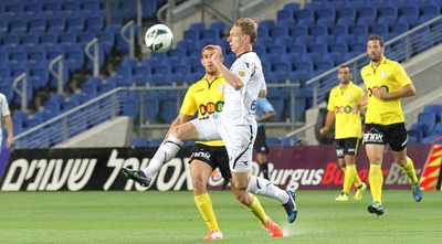 דיויד פולנץ´ מנסה להשתלט על הכדור (רדאד ג´בארה)