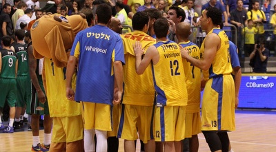 שחקני מכבי ת&qout;א בסיום המשחק מול חיפה (חגי ניזרי)